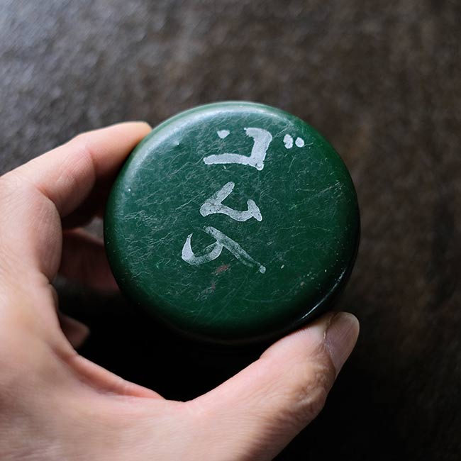 緑色の缶