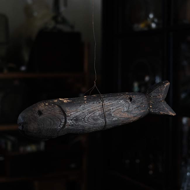 自在鉤の横木の魚