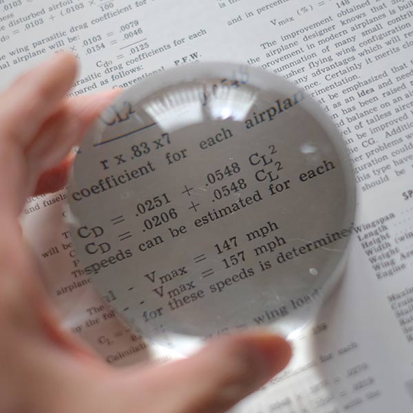 Large dome-shaped tabletop magnifying glass (with base)