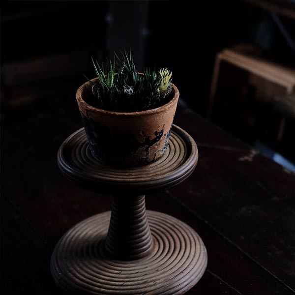 A distorted Showa-era electric fan stand