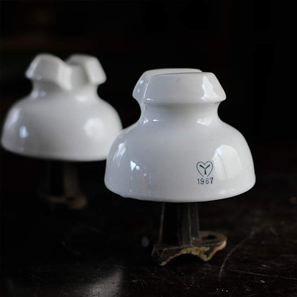 Insulator with legs