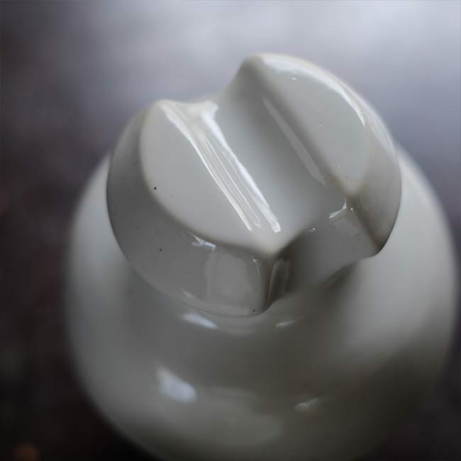 Insulator with legs
