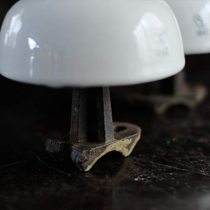 Insulator with legs