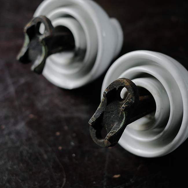 Insulator with legs