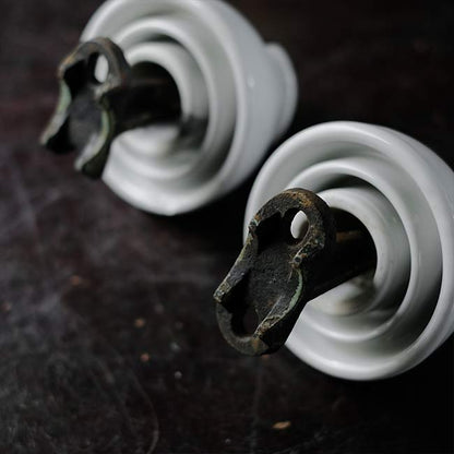 Insulator with legs