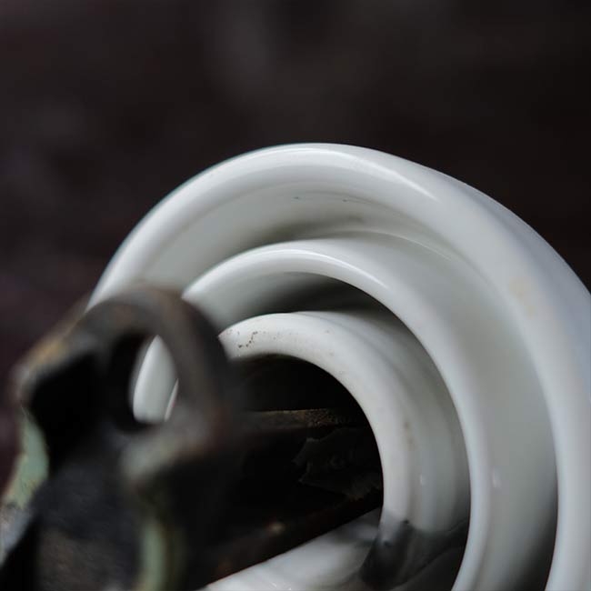 Insulator with legs