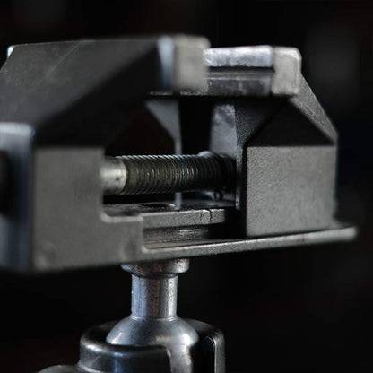Angle adjustable vise