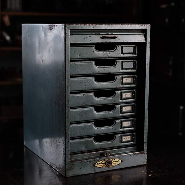 シャッター扉のスチール製引き出し（A4、7段）