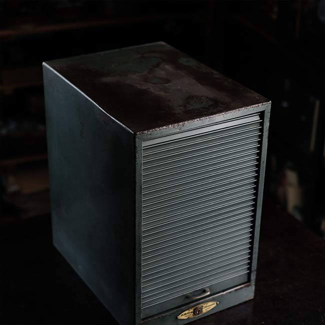 シャッター扉のスチール製引き出し（A4、7段）
