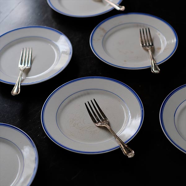 BEST IRONSTONE（日本硬質陶器）ブルーラインの皿 φ18cm