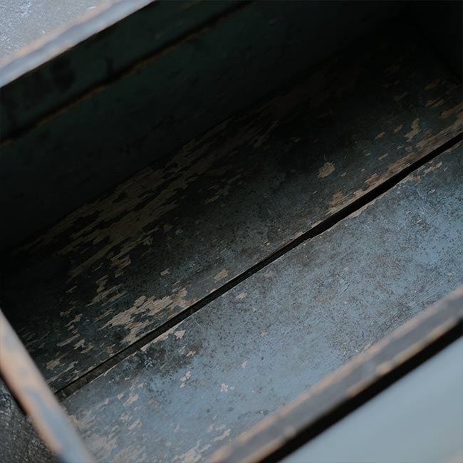 ペイントの剥がれかかった木箱