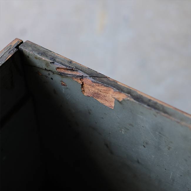 ペイントの剥がれかかった木箱