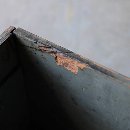 ペイントの剥がれかかった木箱