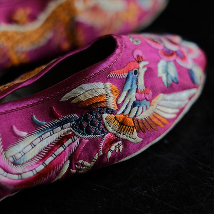 刺繍の入った子供靴