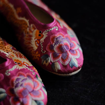 刺繍の入った子供靴