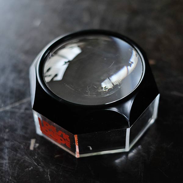 Dome-shaped table magnifying glass