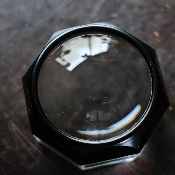 Dome-shaped table magnifying glass