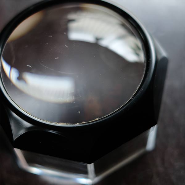 Dome-shaped table magnifying glass