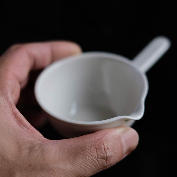 Evaporating dish with handle