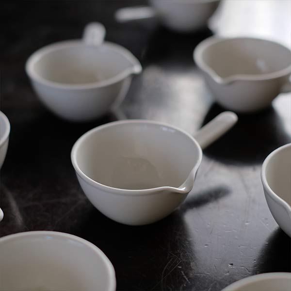 Evaporating dish with handle