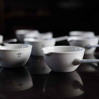 Evaporating dish with handle