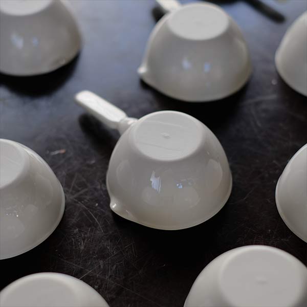 Evaporating dish with handle