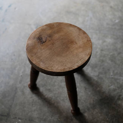 三本脚のスツール