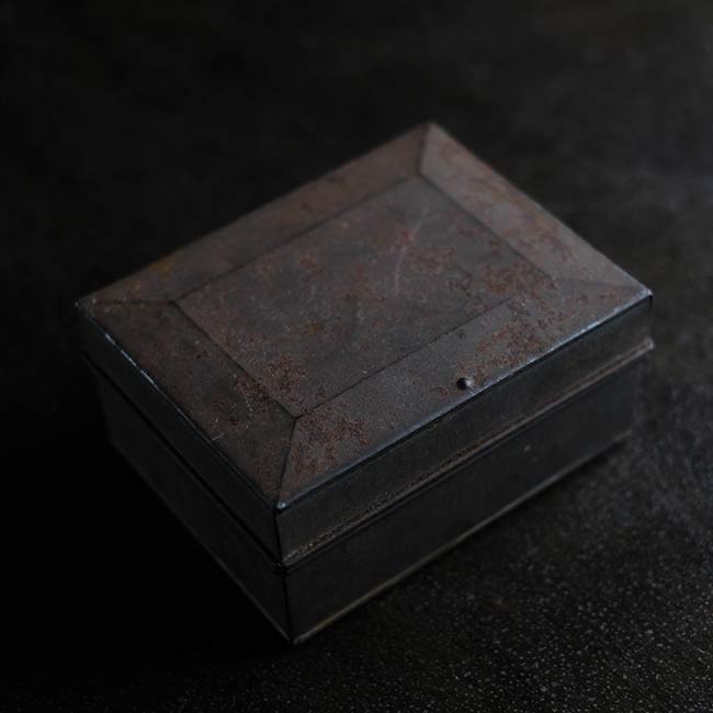 フランスの錆びた缶