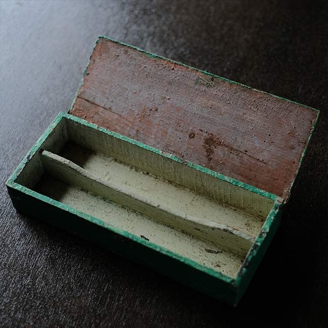 古びた木製の木箱