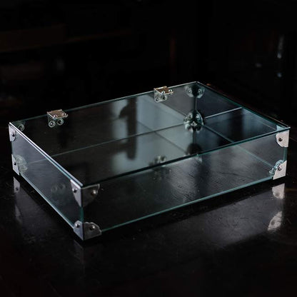 Glass showcase with lid