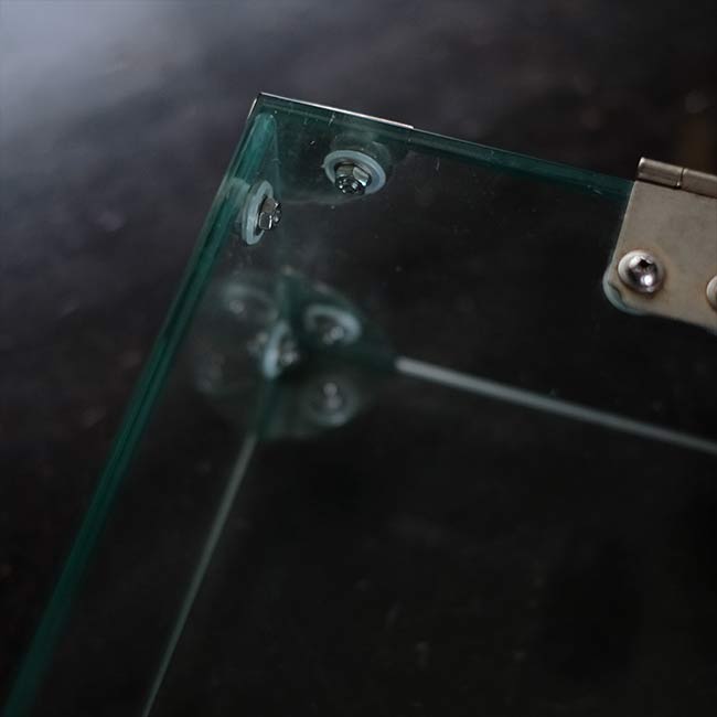 Glass showcase with lid