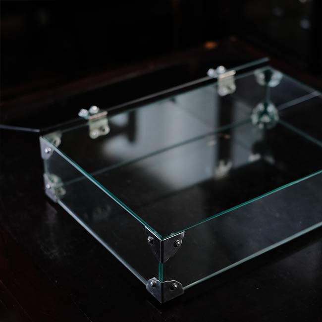 Glass showcase with lid