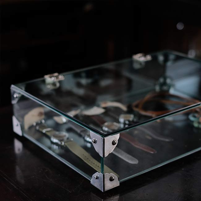 Glass showcase with lid