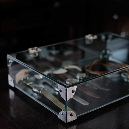 Glass showcase with lid