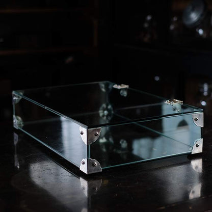 Glass showcase with lid