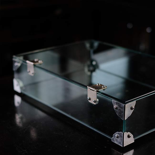 Glass showcase with lid
