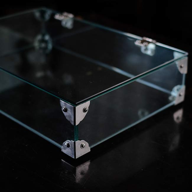 Glass showcase with lid