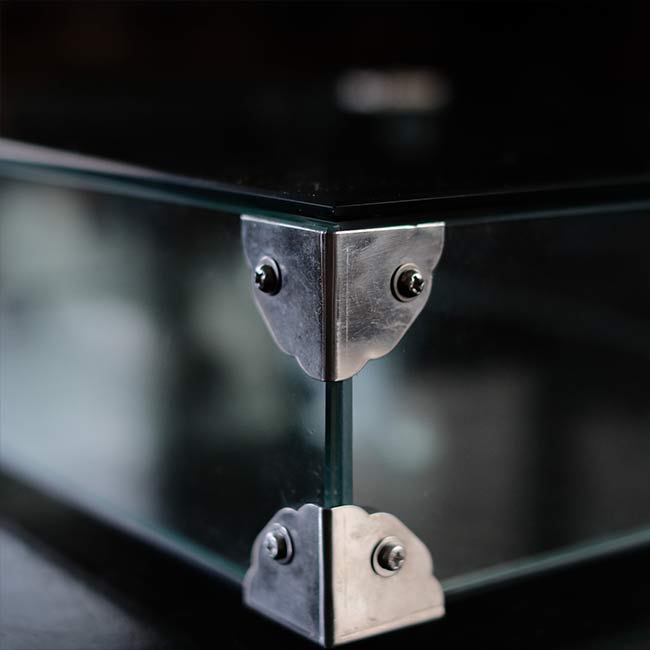 Glass showcase with lid
