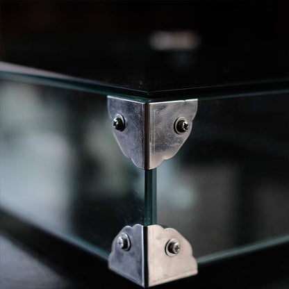 Glass showcase with lid