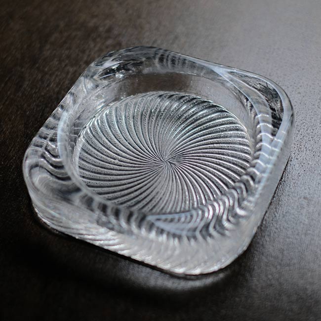 厚手で重量感のあるガラスの灰皿