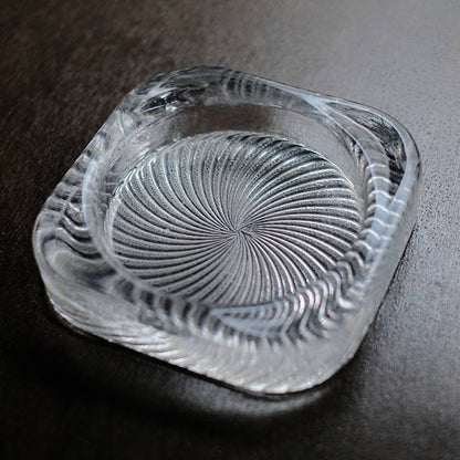 厚手で重量感のあるガラスの灰皿