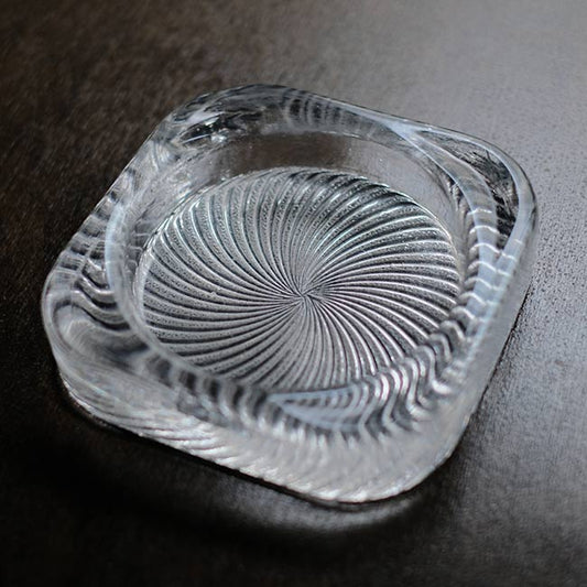 厚手で重量感のあるガラスの灰皿