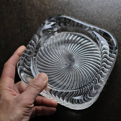 厚手で重量感のあるガラスの灰皿