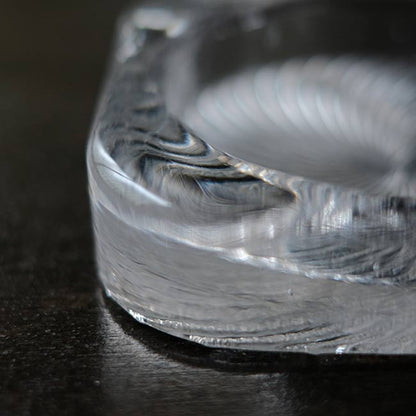 厚手で重量感のあるガラスの灰皿