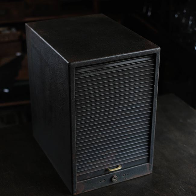 シャッター扉のスチール製の引き出し（A4、7段）