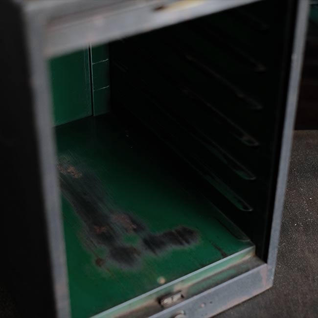 シャッター扉のスチール製の引き出し（A4、7段）