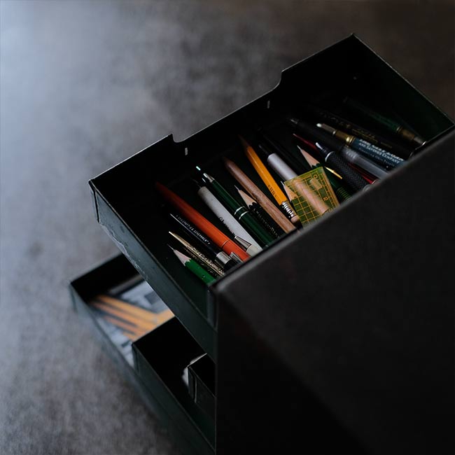 シャッター扉のスチール製の引き出し（A4、7段）
