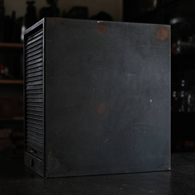シャッター扉のスチール製の引き出し（A4、7段）