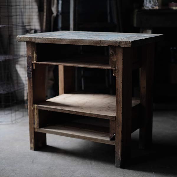 穴だらけの作業台