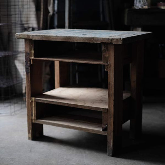 穴だらけの作業台